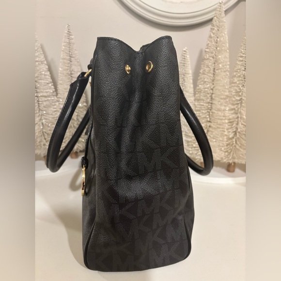 MICHAEL KORS BLACK Shoulder Bag EUC gold MK pendant - Picture 6 of 15